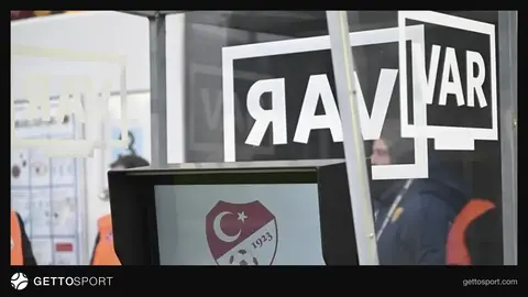Hakem ve VAR odasında konuşma yapan yetkililer