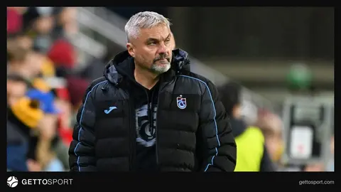 Thomas Reis basın toplantısında konuşurken