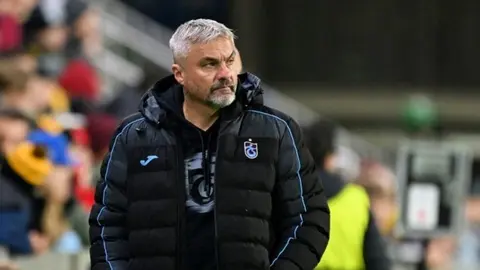 Trabzonspor teknik direktörü Thomas Reis maçta talimat verirken