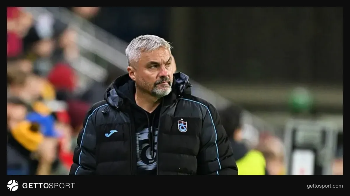 Thomas Reis soyunma odasında oyunculara konuşurken