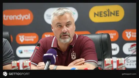 Thomas Reis basın toplantısında konuşuyor, arka planda Trabzonspor logosu