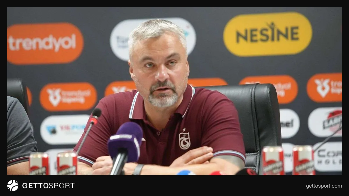 Thomas Reis basın toplantısında konuşuyor, arka planda Trabzonspor logosu