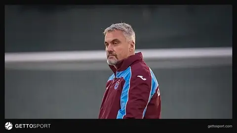 Thomas Reis basın toplantısında konuşurken