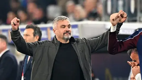 Thomas Reis sahada elleri belinde takımını talimat verirken