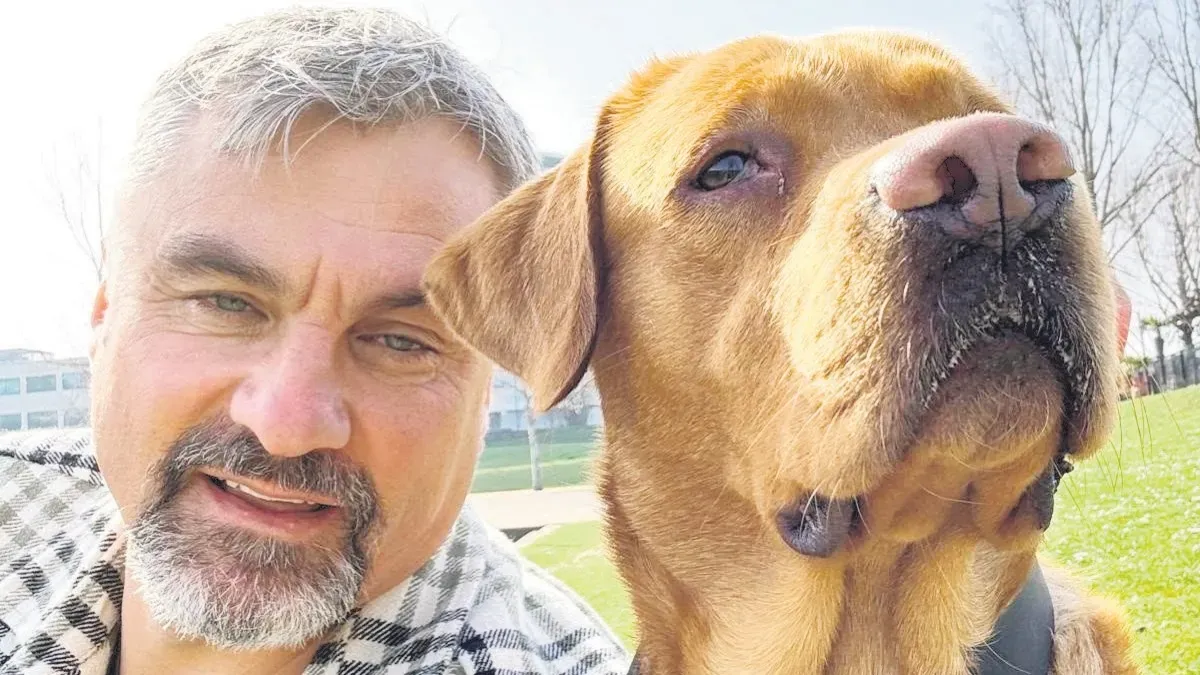 Thomas Reis röportaj verirken takım kıyafetiyle düşünceli poz