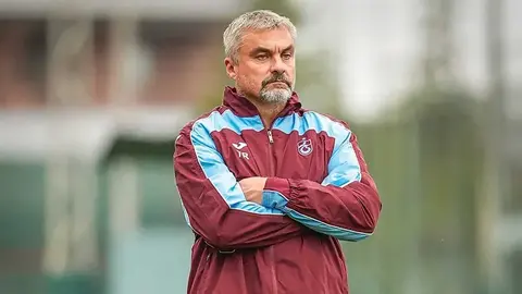 Thomas Reis saha kenarında Trabzonspor formasıyla talimat verirken