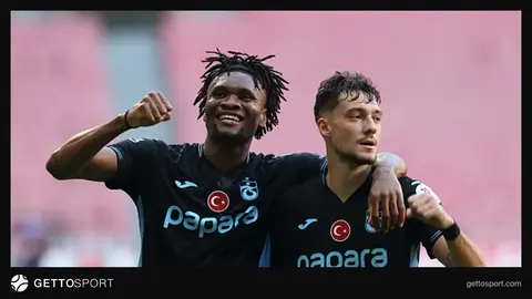 Thomas Reis ve Trabzonspor oyuncuları galibiyet sonrası kutlama