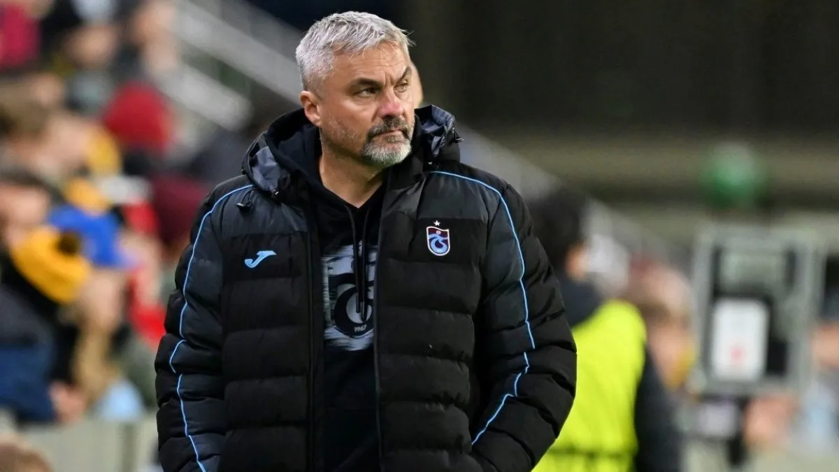 Thomas Reis sahada konuşurken, Trabzonspor forması