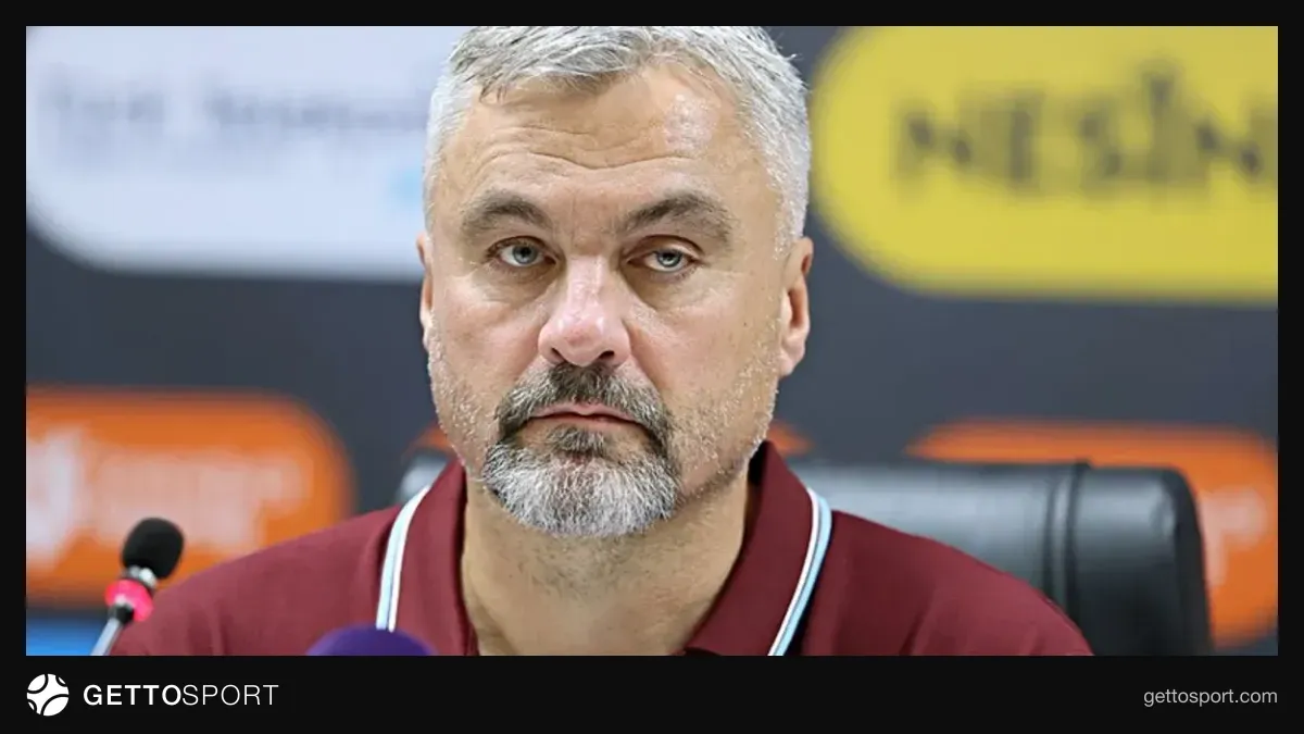 Thomas Reis maç sırasında talimat verirken, arka planda Trabzonspor forması