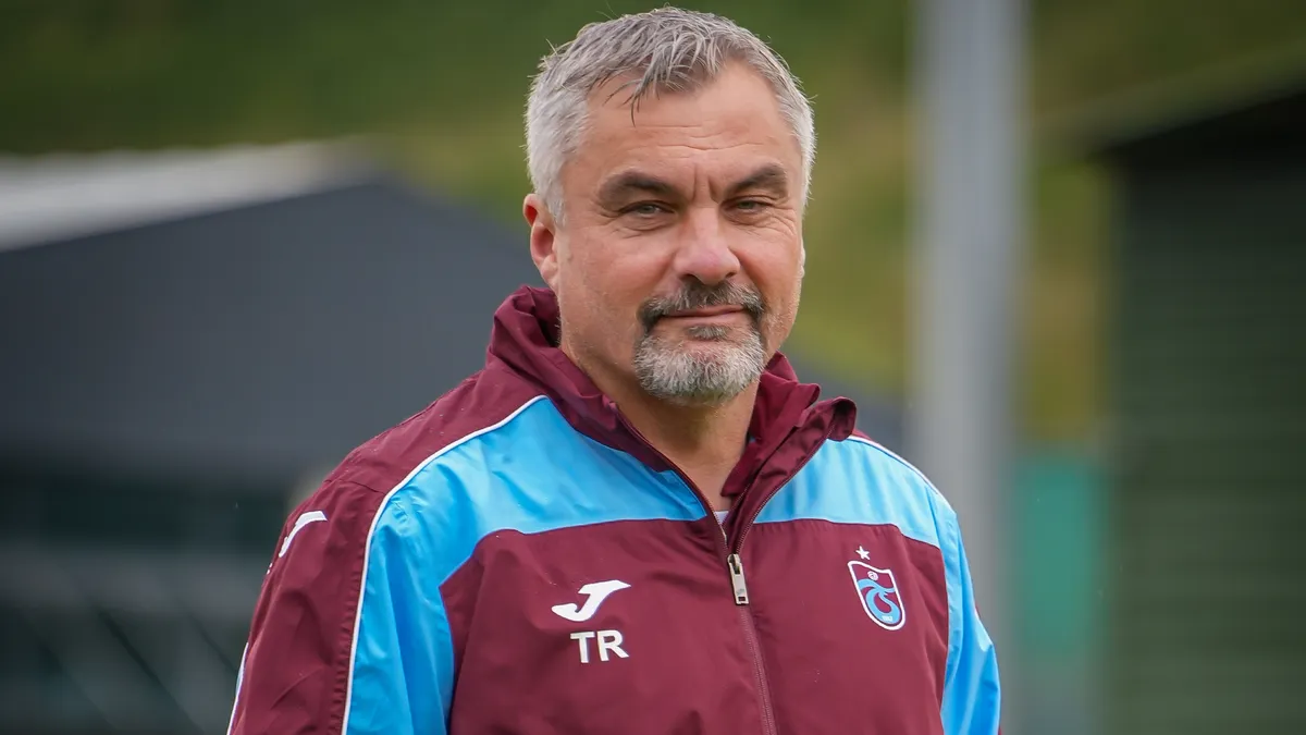 Thomas Reis, Trabzonspor U19 takımıyla hatıra fotoğrafı çekiliyor