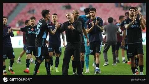Thomas Reis ve Trabzonspor oyuncuları gol sevinci