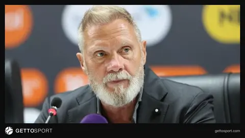 Samsunspor arması önünde Thorsten Fink ayrılık açıklaması