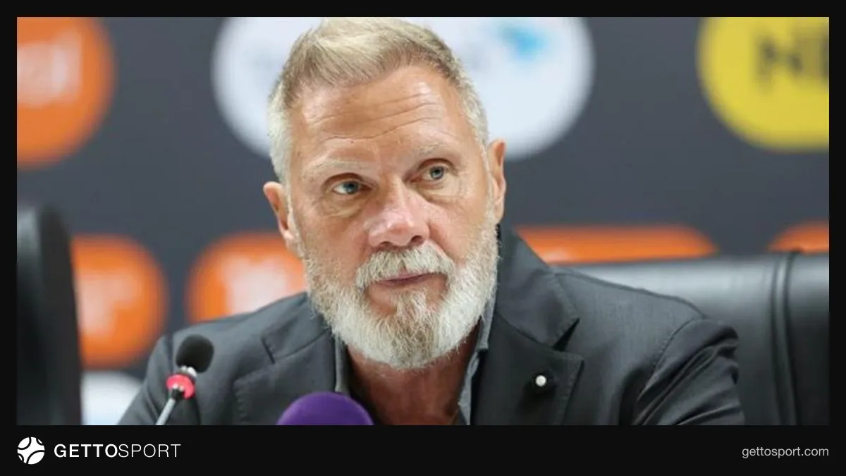 Samsunspor arması önünde Thorsten Fink ayrılık açıklaması