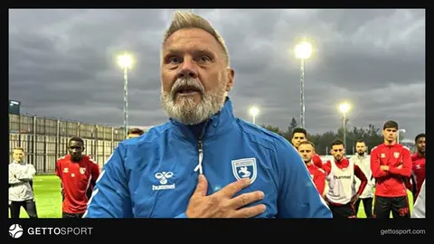 Thorsten Fink basın toplantısında konuşurken