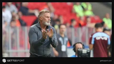 Thorsten Fink maç kenarında direktif verirken