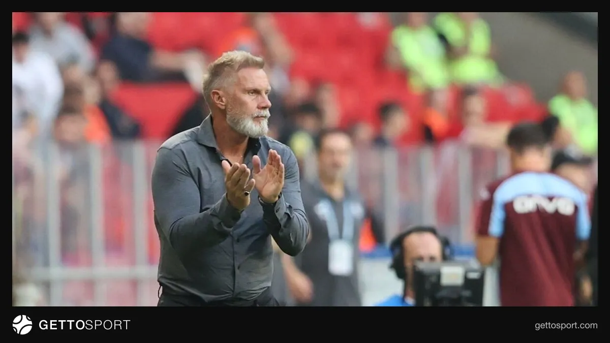 Thorsten Fink maç kenarında direktif verirken