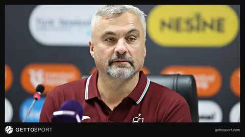 Thorsten Fink basın toplantısında açıklamalarda bulunuyor