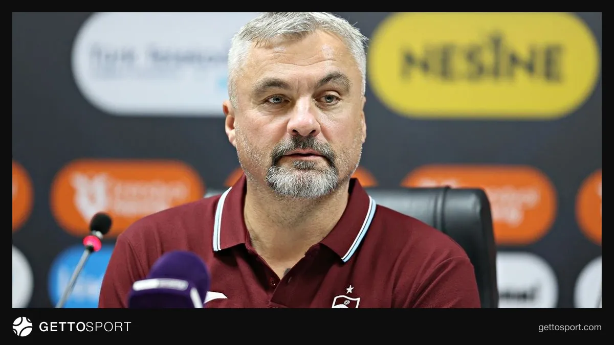 Thorsten Fink basın toplantısında açıklamalarda bulunuyor
