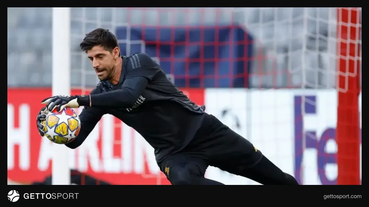 Tibo Kurtua Real Madridin məşqində və ya oyun öncəsi.