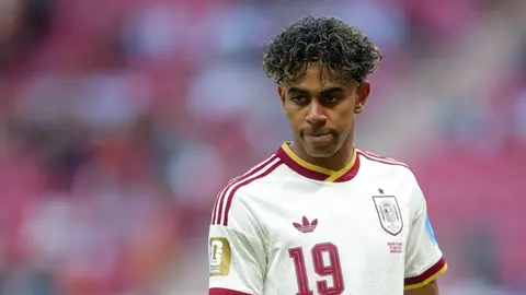 Tibo Kurtua müsahibə verərkən, Real Madrid forması ilə