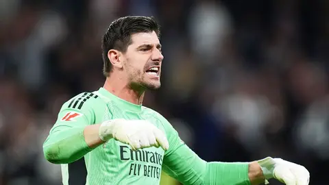 Tibo Kurtua Real Madrid forması ilə qapıda
