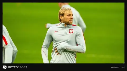 Timoteuş Puxaç mikrofon önündə müsahibə verir
