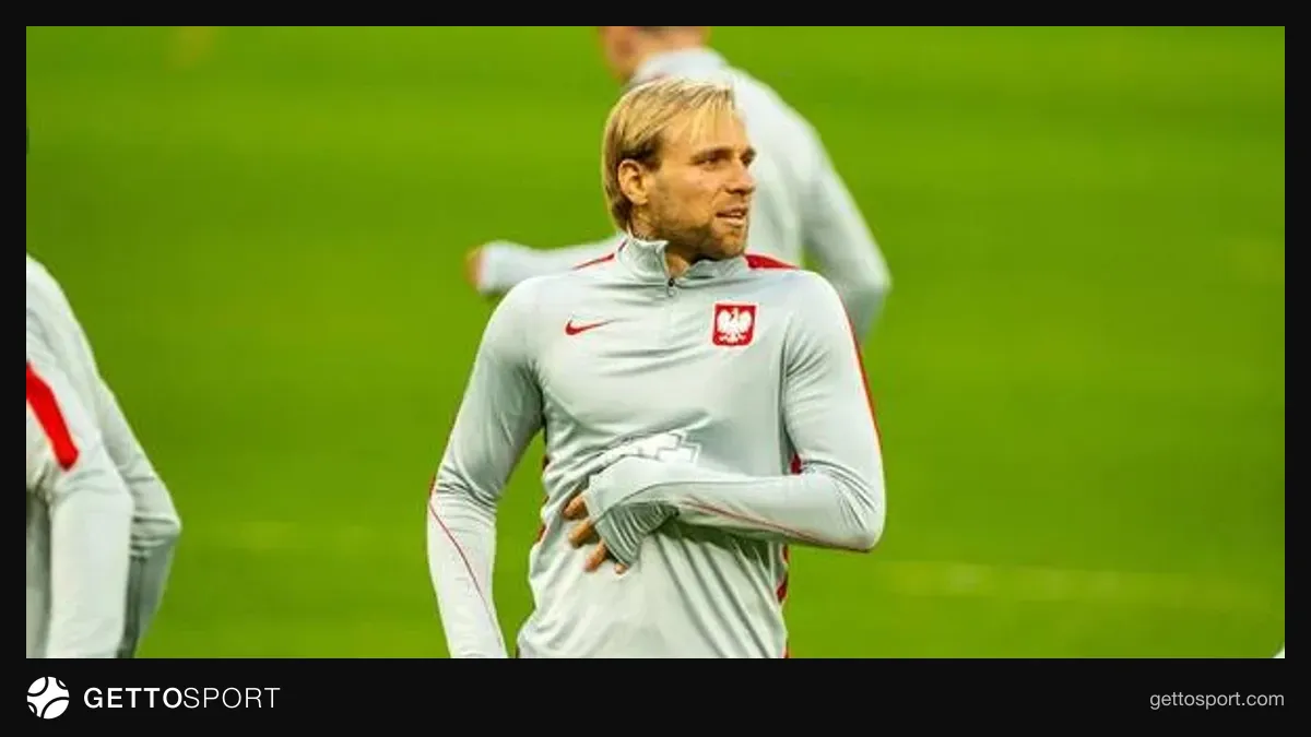 Timoteuş Puxaç mikrofon önündə müsahibə verir