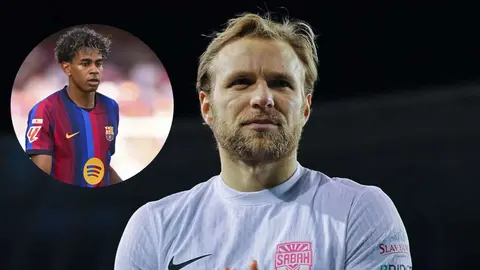 Timoteuş Puxaç müsahibə verir, futbol meydançası fonunda