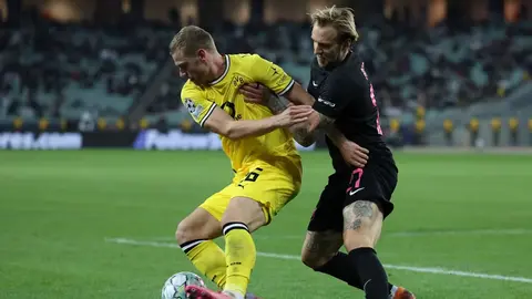Timoteuş Puxaç sabahın sıx müdafiədə topa nəzarət edərkən