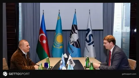 Timur Turlov və Mahir Məmmədov görüşdə əl sıxışır