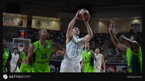 TOFAŞ oyuncuları ve Bryce Jones maç sonunda kutlama anı