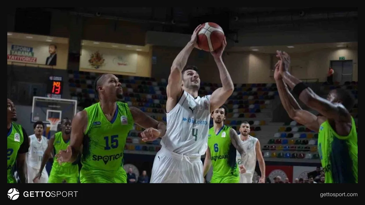 TOFAŞ oyuncuları ve Bryce Jones maç sonunda kutlama anı