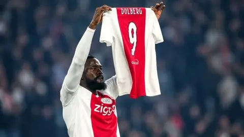 Tolu Arokodare gol sevincinde Kasper Dolberg formasını gösterirken