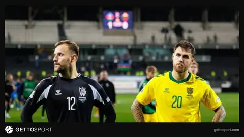 Tomas Svedkauskas mətbuat konfransında, mikrofon qarşısında