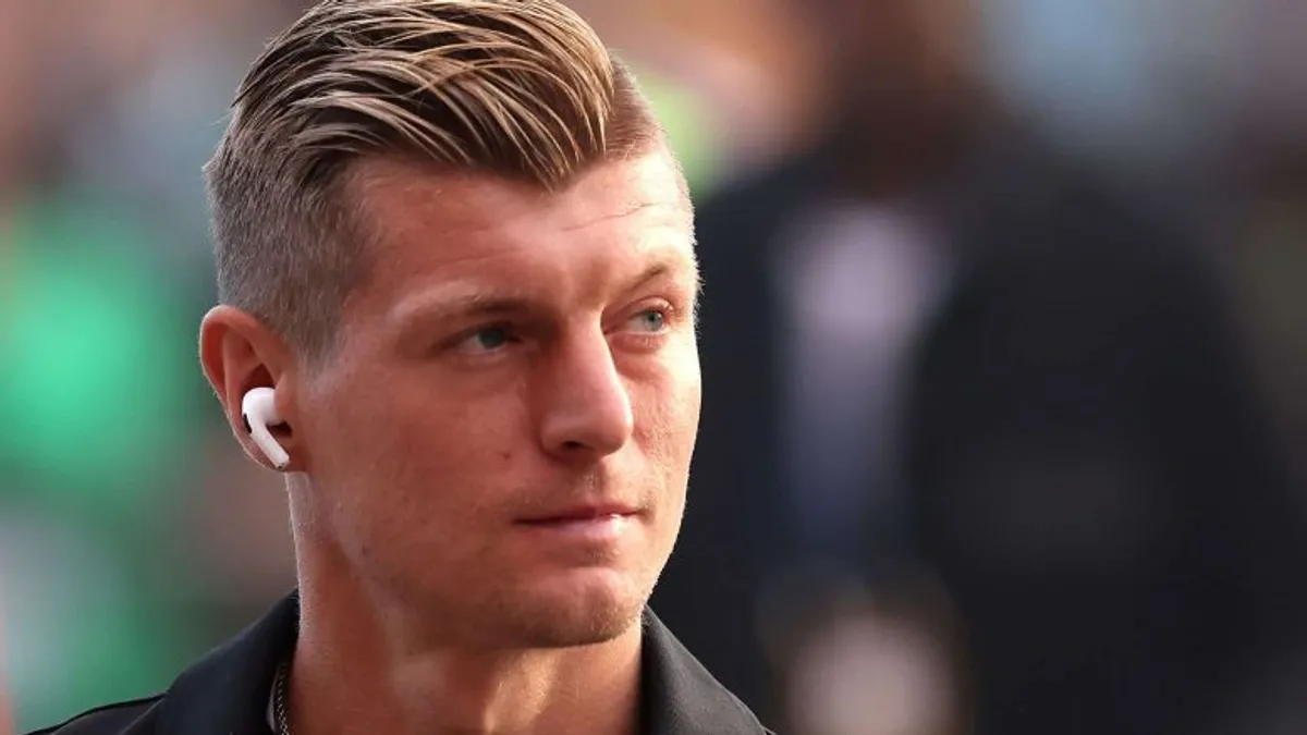 Toni Kroos düşüncəli şəkildə mikrofon qarşısında danışır