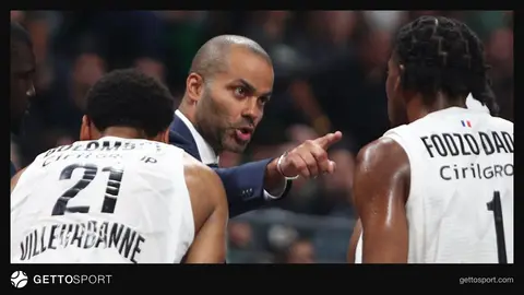 Toni Parker mətbuat konfransında mikrofon qarşısında