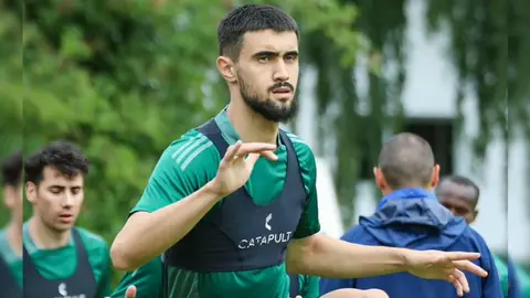 Toral Bayramov Bursaspor forması ilə meydana çıxarkən