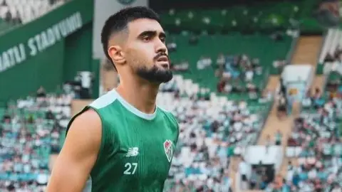 Bursaspor forması geyinmiş Toral Bayramov ehtiyat skamyasında