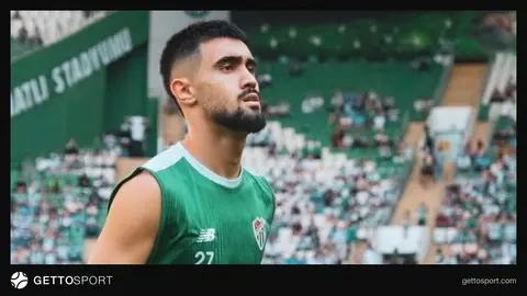 Bursaspor forması geyinmiş Toral Bayramov ehtiyat skamyasında