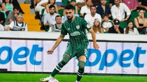Toral Bayramov Bursaspor forması ilə meydanda ötürmə anı