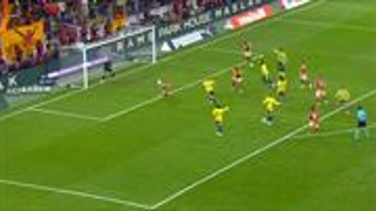 Torreira'nın Galatasaray-Fenerbahçe derbisinde şut denemesi, top auta gidiyor