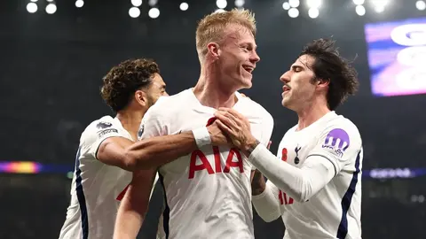 Tottenhamlı oyuncular Archie Gray ve Jan Paul van Hecke gol sevincinde