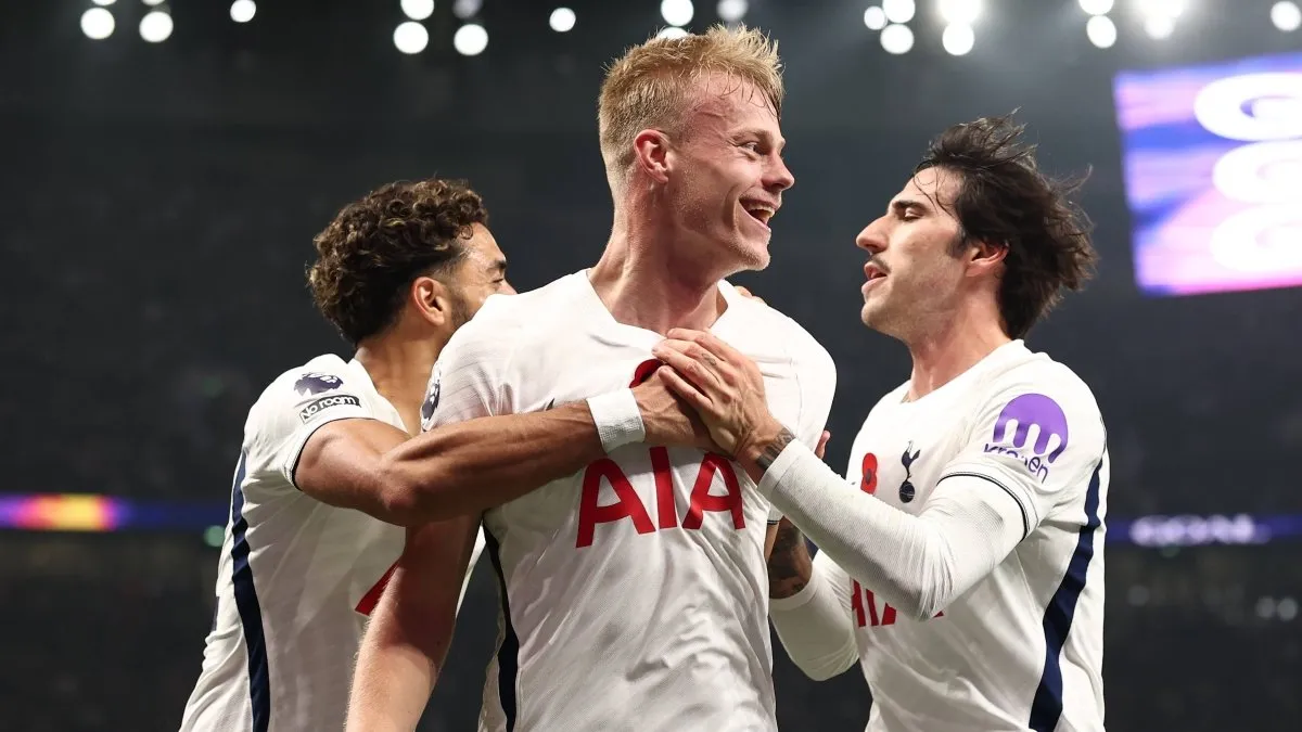 Tottenhamlı oyuncular Archie Gray ve Jan Paul van Hecke gol sevincinde
