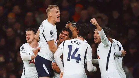 Tottenham oyuncuları Stamford Bridge'de sevinç yaşarken, Chelsea oyuncuları hayal kırıklığı içinde