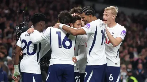 Tottenhem futbolçuları ev oyununda qol münasibətilə sevinc içində