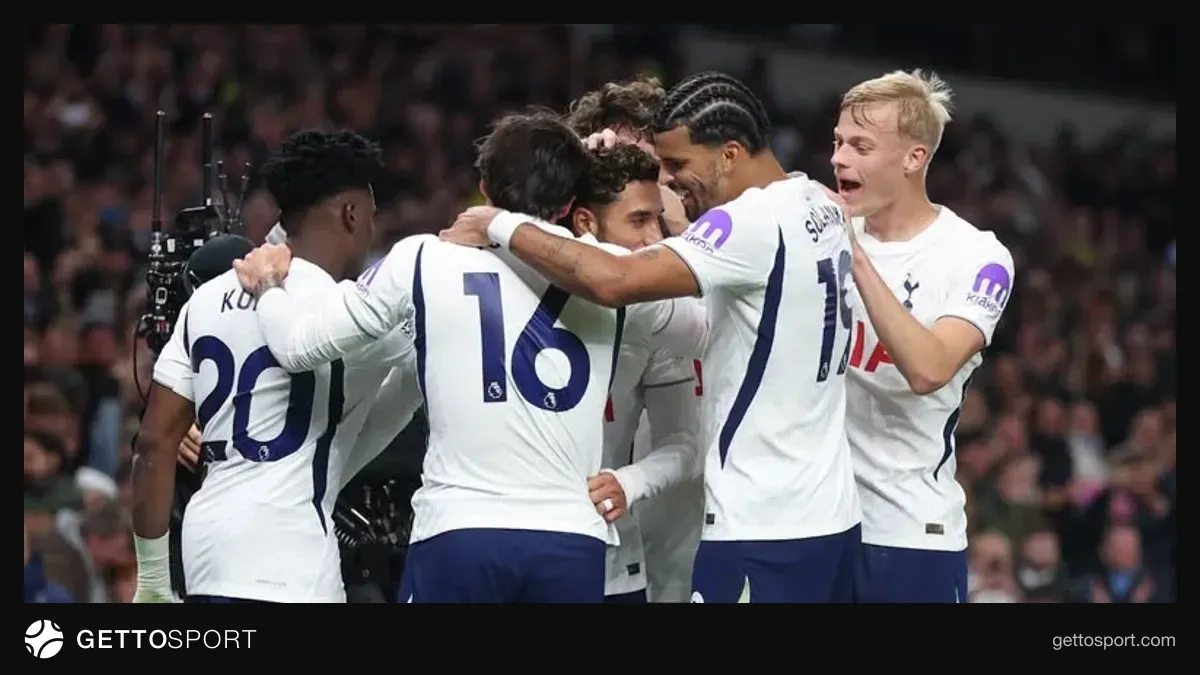 Tottenhem futbolçuları ev oyununda qol münasibətilə sevinc içində