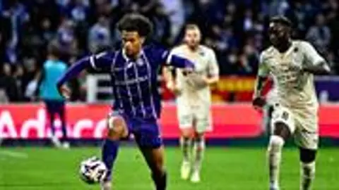 Toulouse ve Troyes oyuncuları maç sırasında topa müdahale ederken