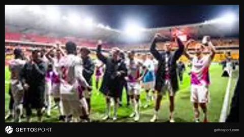 Toulouse oyuncuları Le Mans deplasmanında gol sonrası sevinç