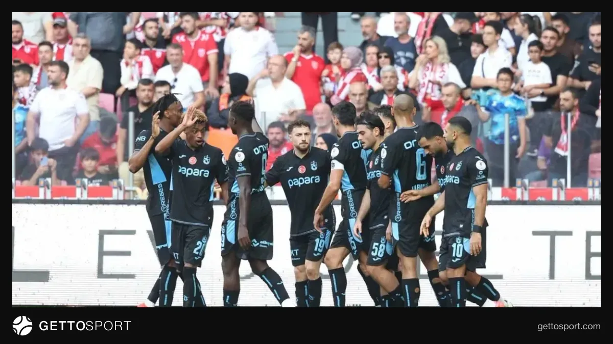 Trabzonspor oyuncuları maç öncesi ısınma yaparken