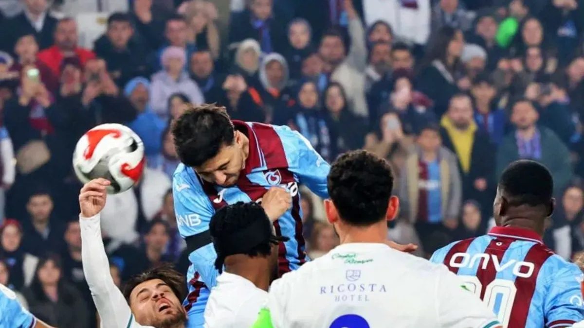 Çaykur Rizespor ile Trabzonspor takımları sahada mücadele ederken genel görünüm